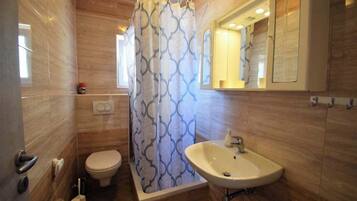 Douche, sĂšche-cheveux, serviettes fournies, savon