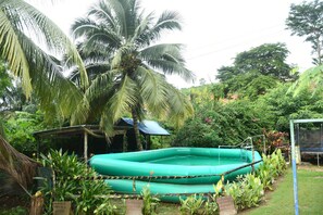 2 piscinas externas, salva-vidas no local