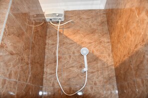 Quarto casal luxo | Banheiro | Chuveiro/banheira combinados, chuveiro com efeito de chuva