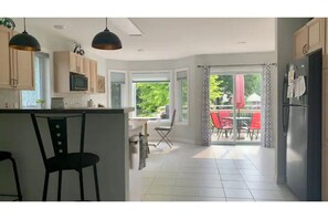 Fridge, microwave, oven, stovetop - Colchester Harbour - Lake Erie (Essex)