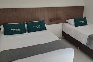 Habitación triple estándar | Tabla de planchar con plancha, wifi gratis, ropa de cama