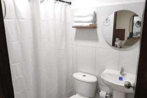 Ducha, cabezal de ducha tipo lluvia, toallas y jabón