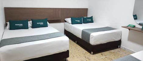 Habitación cuádruple estándar | Tabla de planchar con plancha, wifi gratis y ropa de cama