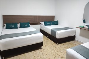 Tabla de planchar con plancha, wifi gratis y ropa de cama 