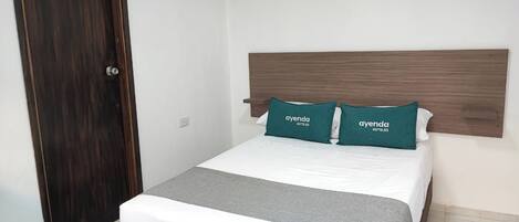 Habitació doble estàndard | Planxa i posts de planxar, wifi gratuïta i roba de llit