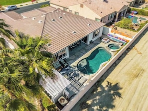 Um imóvel residencial com piscina, varanda coberta e vista para a praia.
