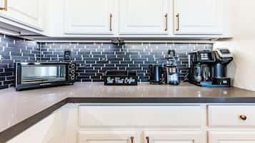 KylskÄp, mikrovÄgsugn, ugn och spishÀll