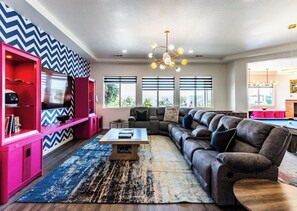 TV, offices - Desert Planet (Indio)