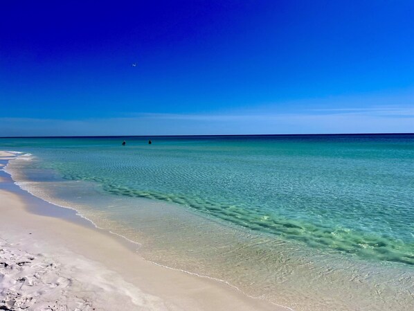 Sun loungers, beach towels - TennesSEA Shine! ☀️ 4bed -4bath; Golf cart and bikes included! (Santa Rosa Beach)