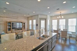 Dining - TennesSEA Shine! ☀️ 4bed -4bath; Golf cart and bikes included! (Santa Rosa Beach)