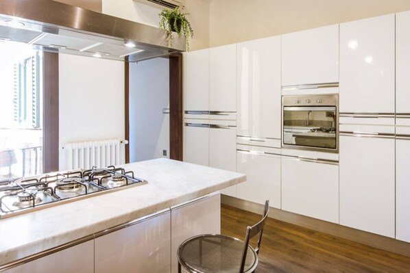 Een koelkast, een microgolfoven, een oven, een kookplaat