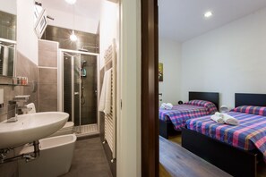 Douche, sèche-cheveux, serviettes fournies