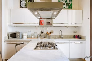 Een koelkast, een microgolfoven, een oven, een kookplaat