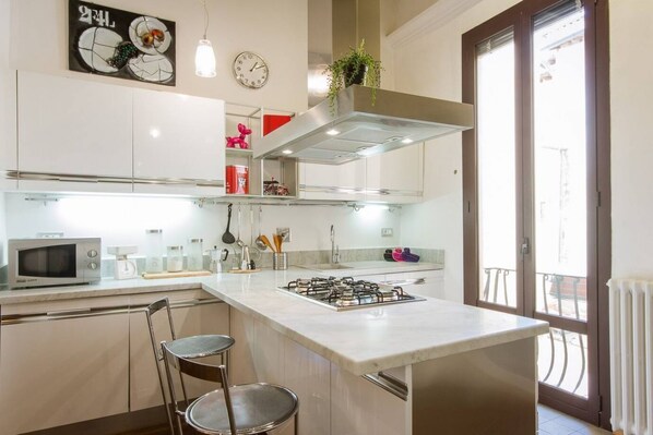 Fridge, microwave, oven, stovetop - Apartments Florence - Serragli contemporary (Firenze)