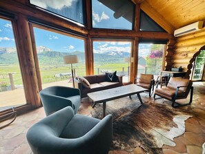 Smart TV, lareira, livros, impressoras