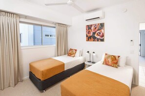 3 habitaciones, tabla de planchar con plancha y cuna de viaje 