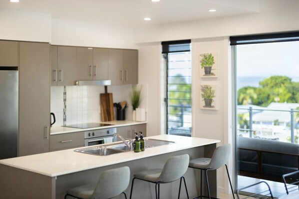 ثلاجة، ميكروويف، فرن، موقد طهي مسطح