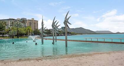 Panoramic views 3BR Cairns City Apartment