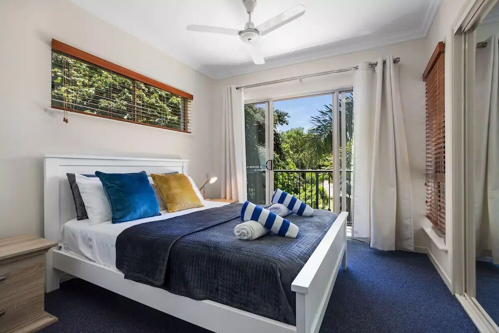 Luscious Getaway 500 m to Beach, Pools & Gym Apartment in Clifton Beach