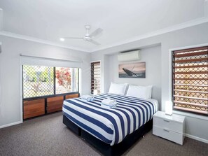 4 bedrooms, iron/ironing board, WiFi, bed sheets - Tropical Pool Sanctuary in Kewarra Beach (Kewarra Beach)