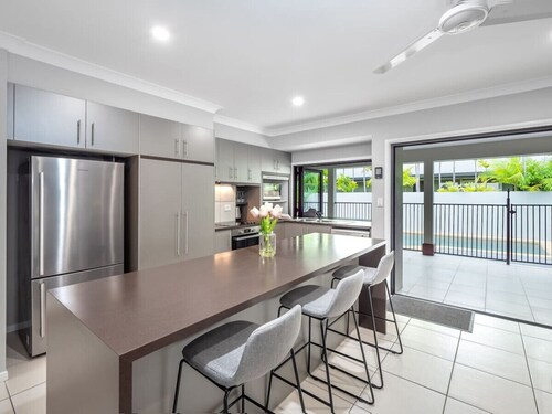 Kewarra Beach King Bed 4BR House; Pool, BBQ, Dog Friendly