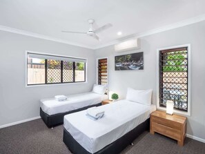 4 habitaciones, tabla de planchar con plancha, wifi y ropa de cama 