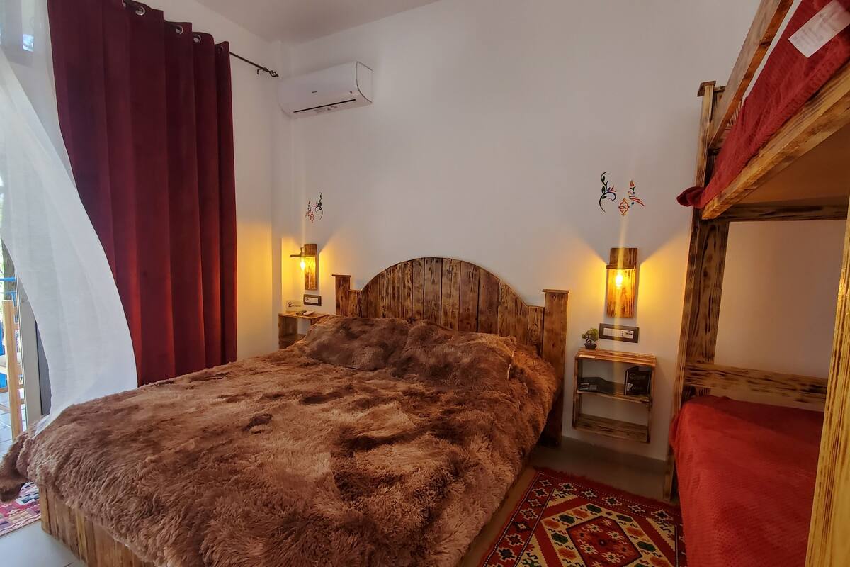 Quarto família, 1 quarto, para não fumantes, vista para a montanha | Camas com colchões de espuma com sistema de memória, escrivaninha