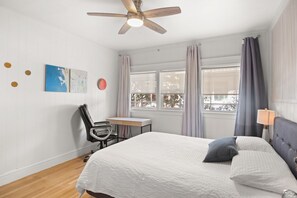 4 Schlafzimmer, Schreibtisch, Bügeleisen/Bügelbrett, WLAN