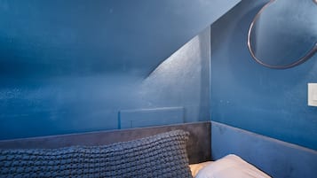 4 bedrooms, desk, iron/ironing board, WiFi