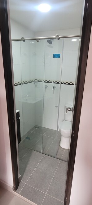 Douche, serviettes fournies, savon, shampoing