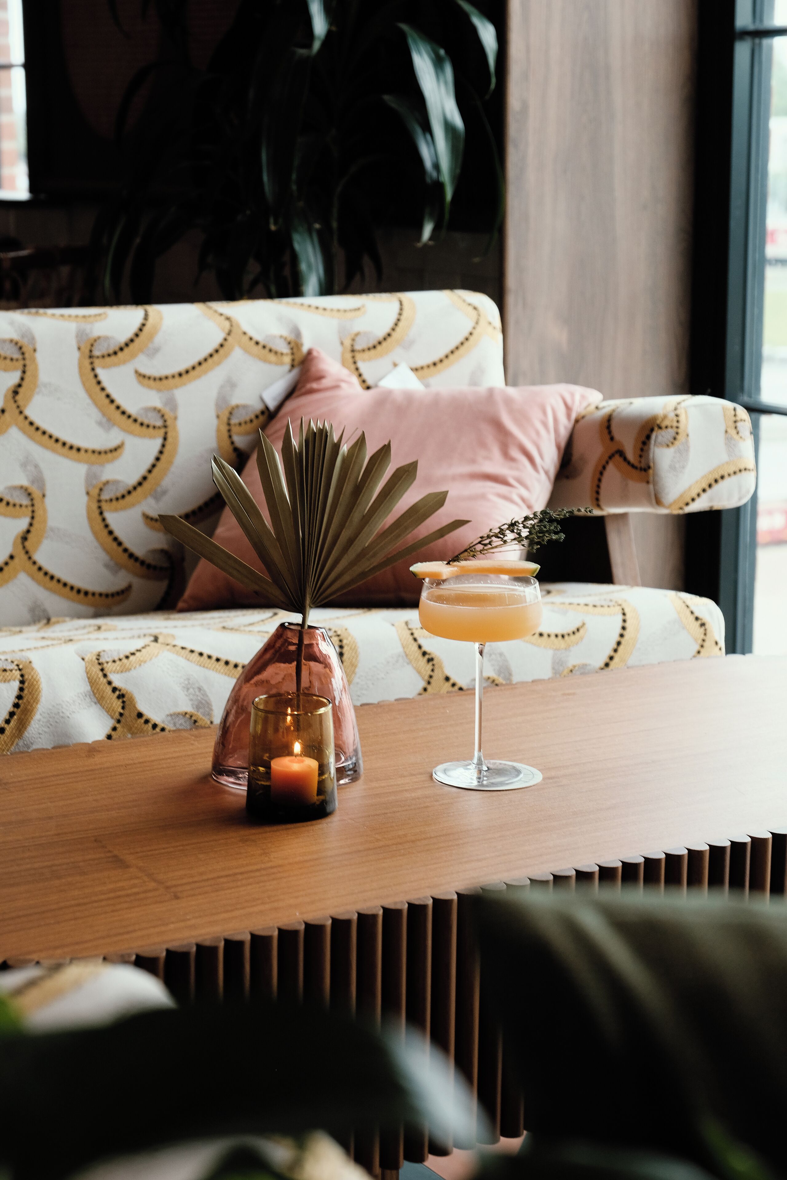 2 bars/lounges