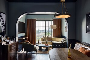 Penthouse (The Penthouse Suite) | Vardagsrum | 43-tums smart-tv med digitalkanaler, tv och streamingtjänster