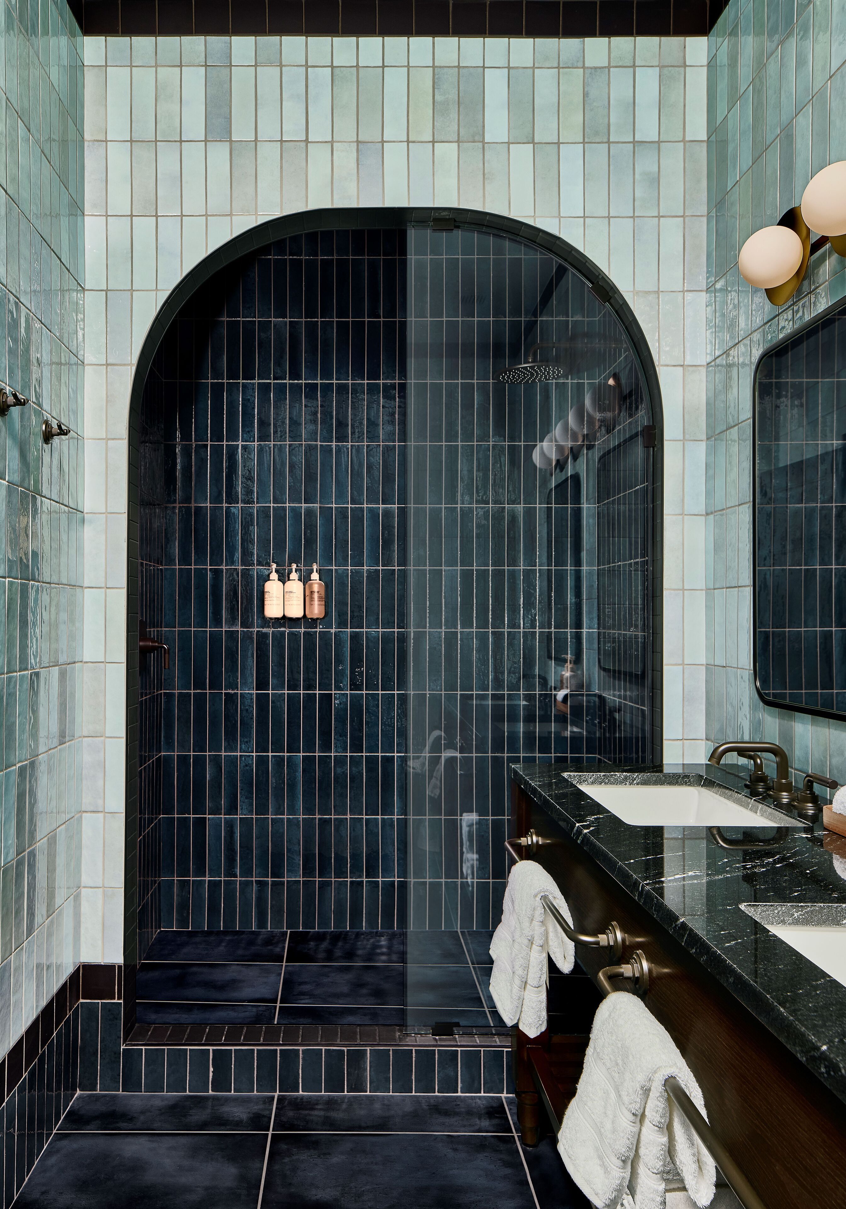 Douche cascade, articles de toilette griffés, séchoir à cheveux