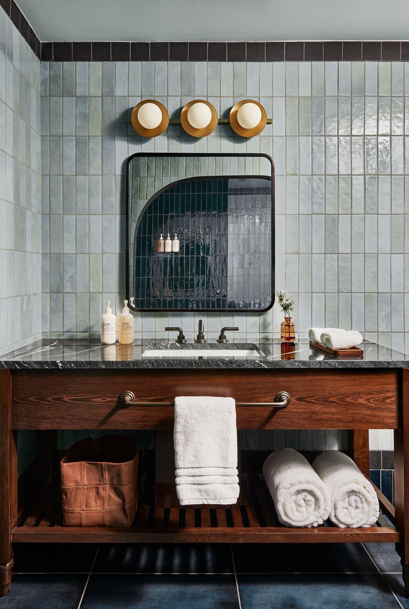 Baño | Regadera tipo lluvia y amenidades de baño de diseñador 