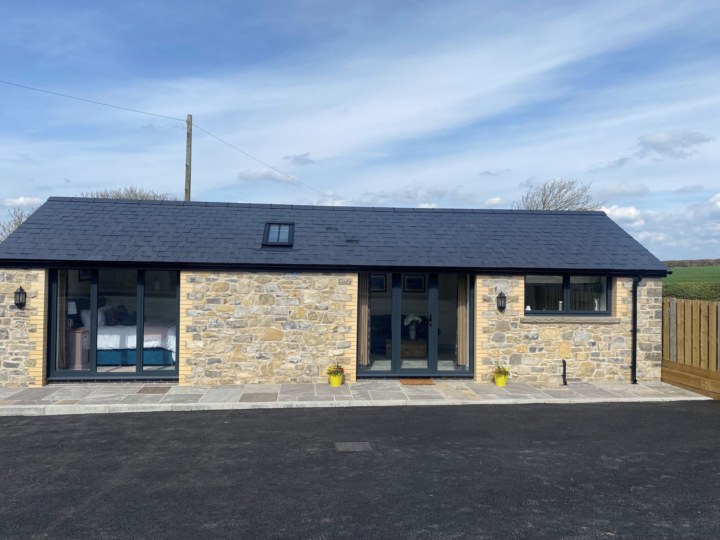 THE CWTCH, pet friendly, with hot tub in St Brides Major