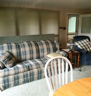 TV, DVD-spiller, bøker og filmbibliotek