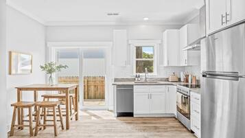 Fridge, oven, stovetop, dishwasher
