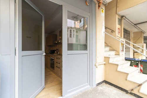 Comfortable apartment of 80 sqm, able to accommodate up to 4 people, located on the ground floor of a building in the Lingotto district. The area is full of all services and well connected thanks to local public transport, a few minutes walk there are se