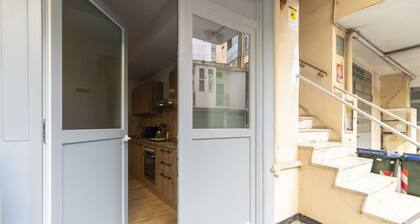 Comfortable apartment of 80 sqm, able to accommodate up to 4 people, located on the ground floor of a building in the Lingotto district. The area is full of all services and well connected thanks to local public transport, a few minutes walk there are se