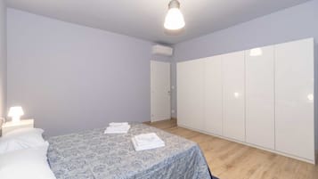 2 habitaciones, tabla de planchar con plancha y ropa de cama