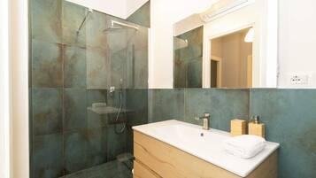 Dusche, Haartrockner, Bidet, Handtücher