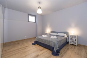 2 bedrooms, iron/ironing board, bed sheets