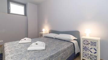 2 dormitorios, tabla de planchar con plancha, ropa de cama