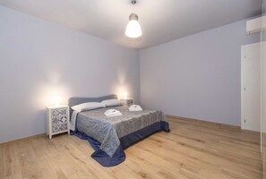 2 bedrooms, iron/ironing board, bed sheets