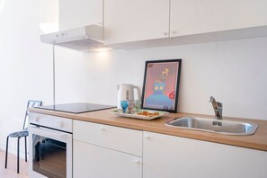 Fridge, oven, stovetop, electric kettle