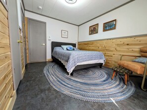 3 bedrooms, desk, free WiFi, bed sheets