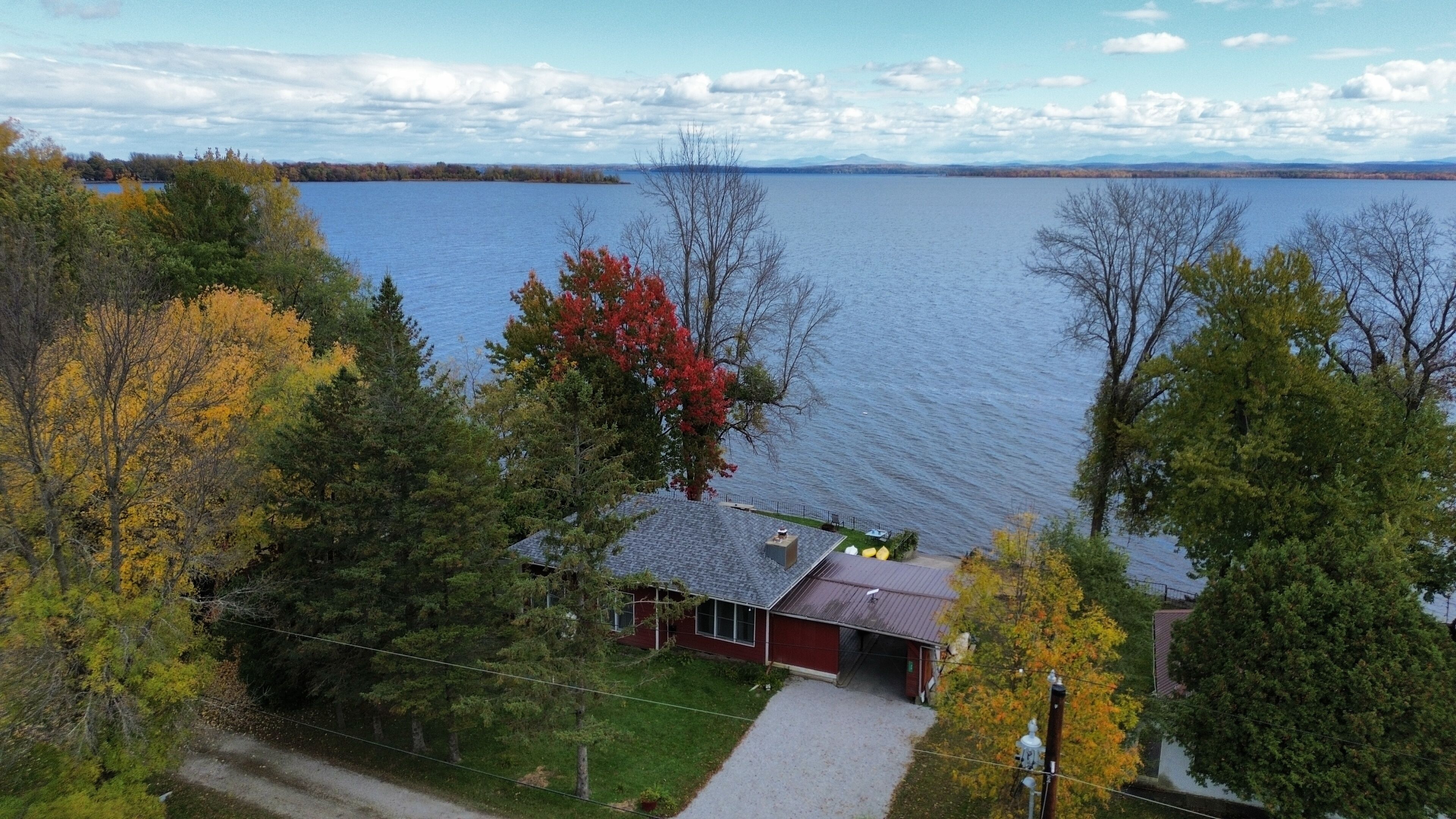 Lakefront Cottage: Amazing Mountain Views Directly on Lake Champlain
