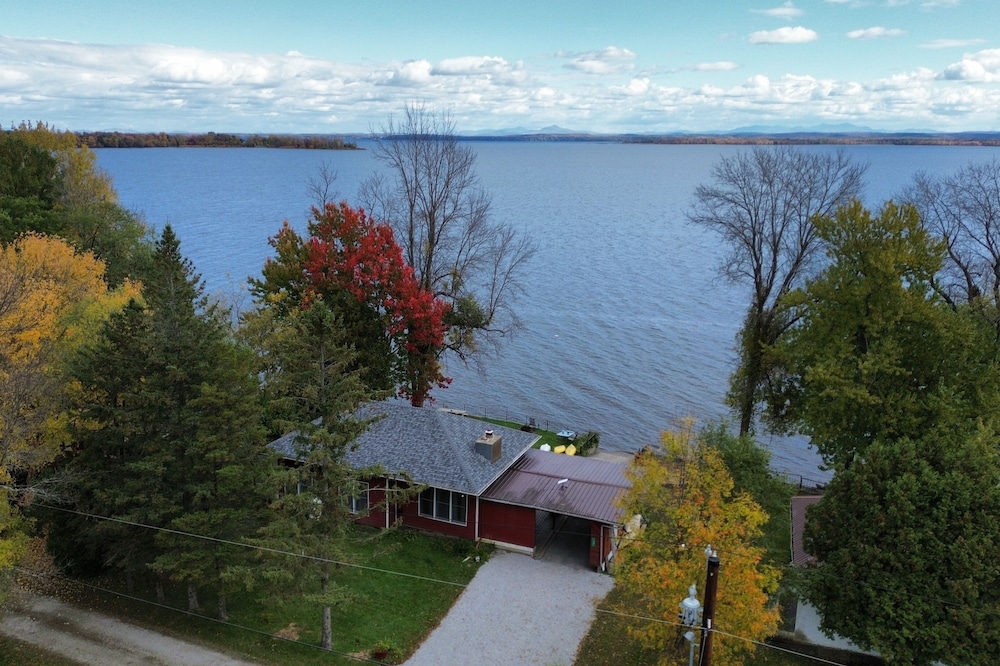 Lakefront Cottage: Amazing Mountain Views Directly on Lake Champlain