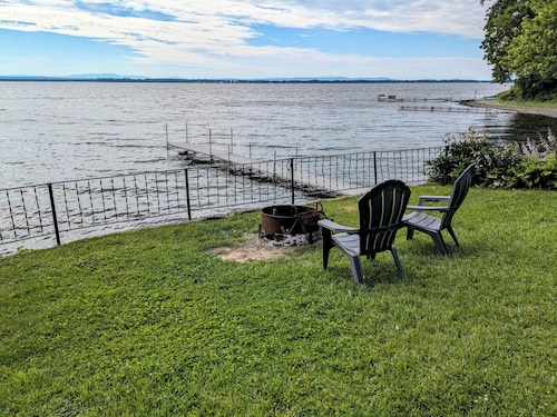 Lakefront Cottage: Amazing Mountain Views Directly on Lake Champlain