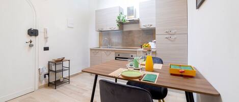 Réfrigérateur, four, plaque de cuisson, cafetière/bouilloire